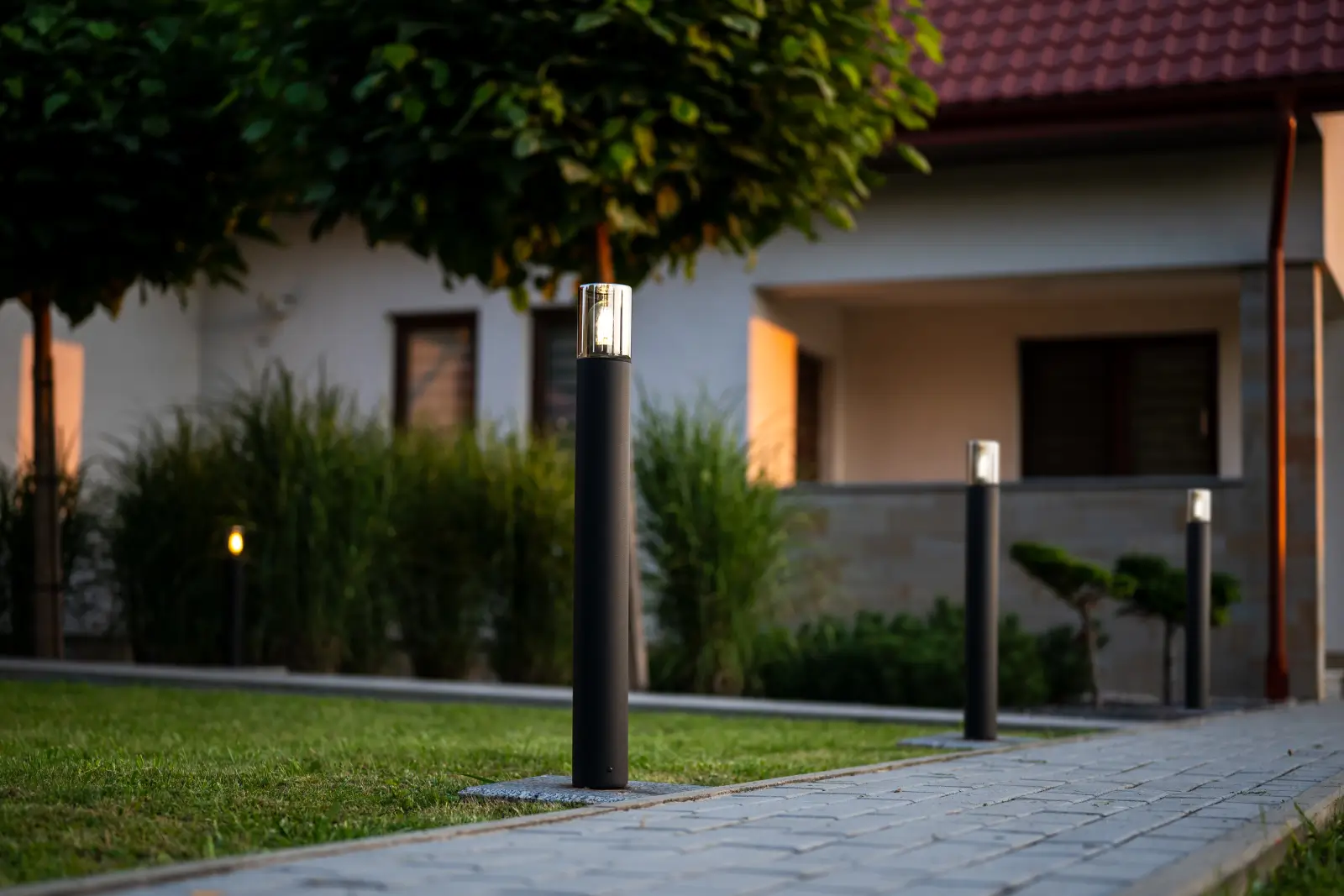 Nowoczesny słupek ogrodowy SALVIA Lumiled z czarnym kloszem IP54