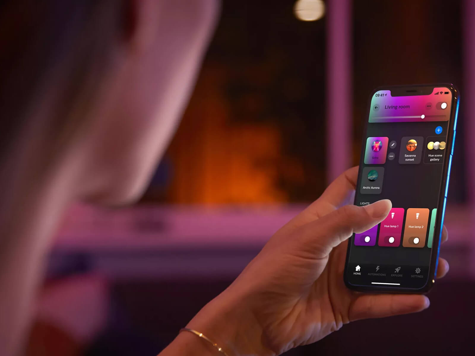 Sterowanie oświetleniem Philips Hue w salonie za pomocą aplikacji