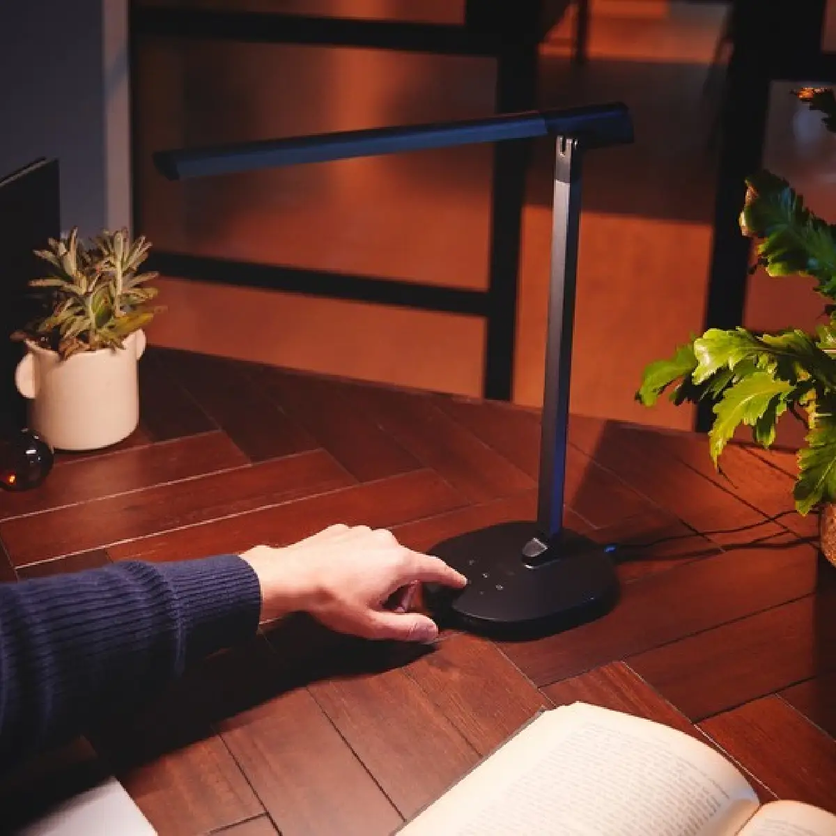 Regulowane oświetlenie biurkowe LED - przykład zmiany kąta padania światła