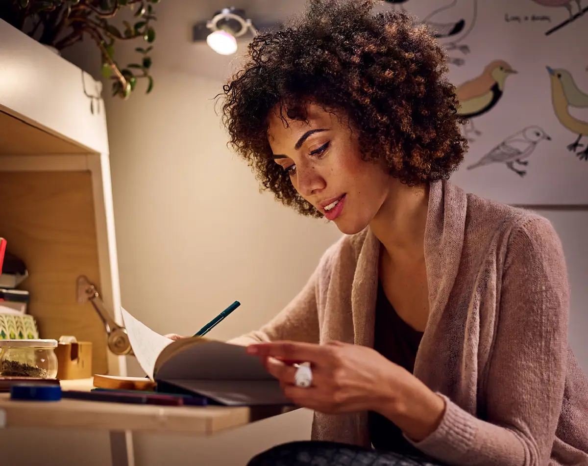 Grafika z kobietą pracującą przy biurku