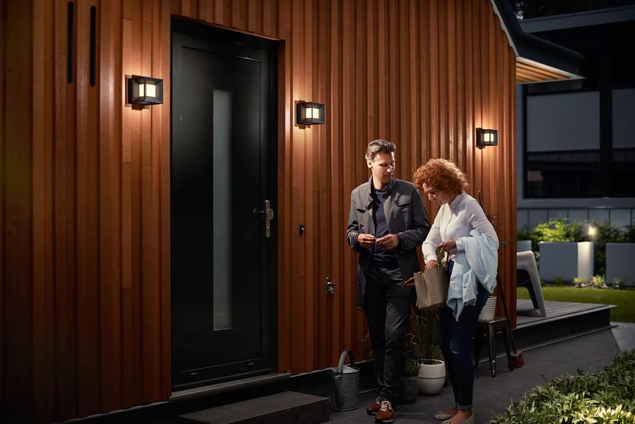 Kinkiet ogrodowy Philips LED zamontowany na elewacji budynku