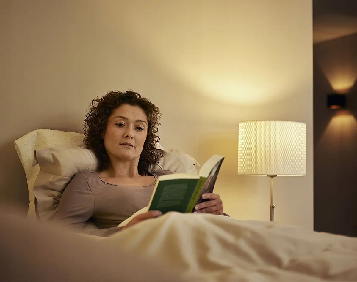 Grafika z kobietą czytającą w łóżku