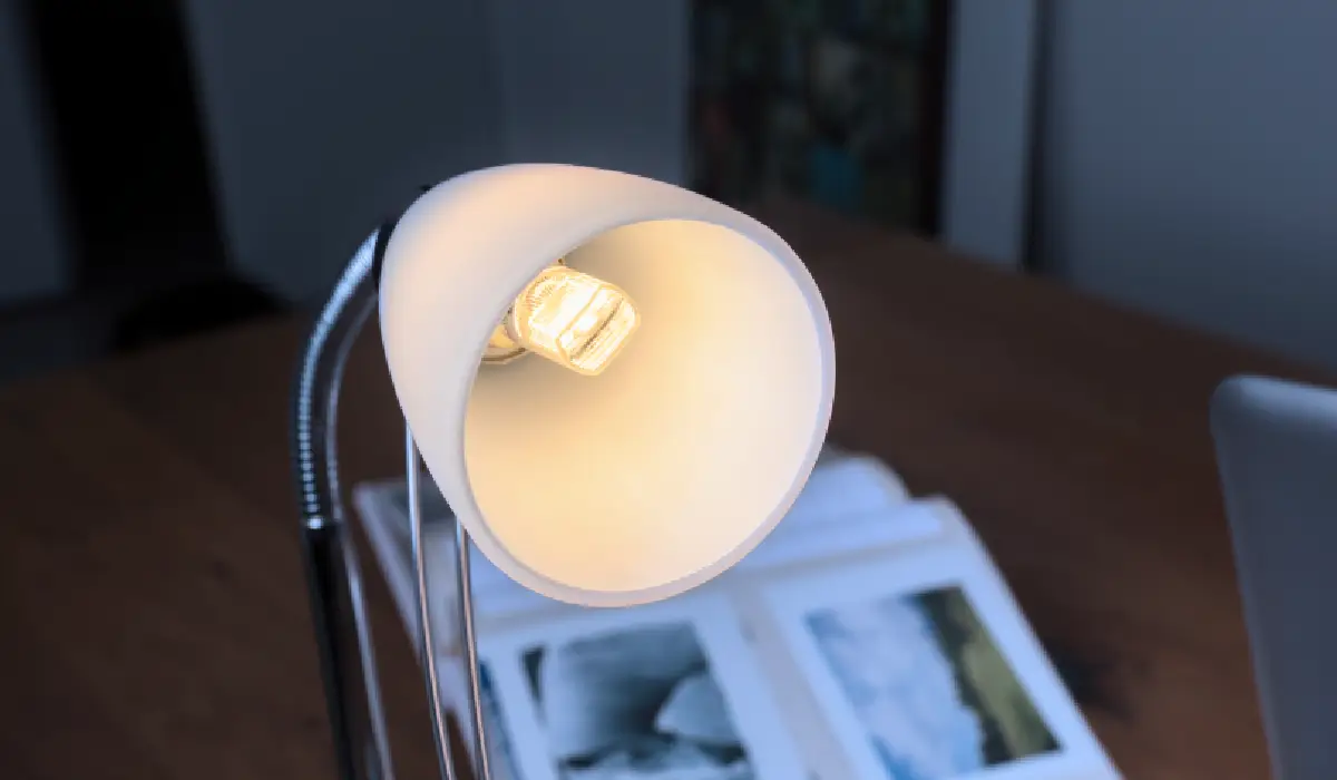 Grafika z lampką biurkową