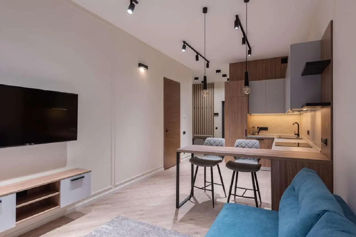 Neutralna barwa światła LED w małej kuchni z jasnymi frontami