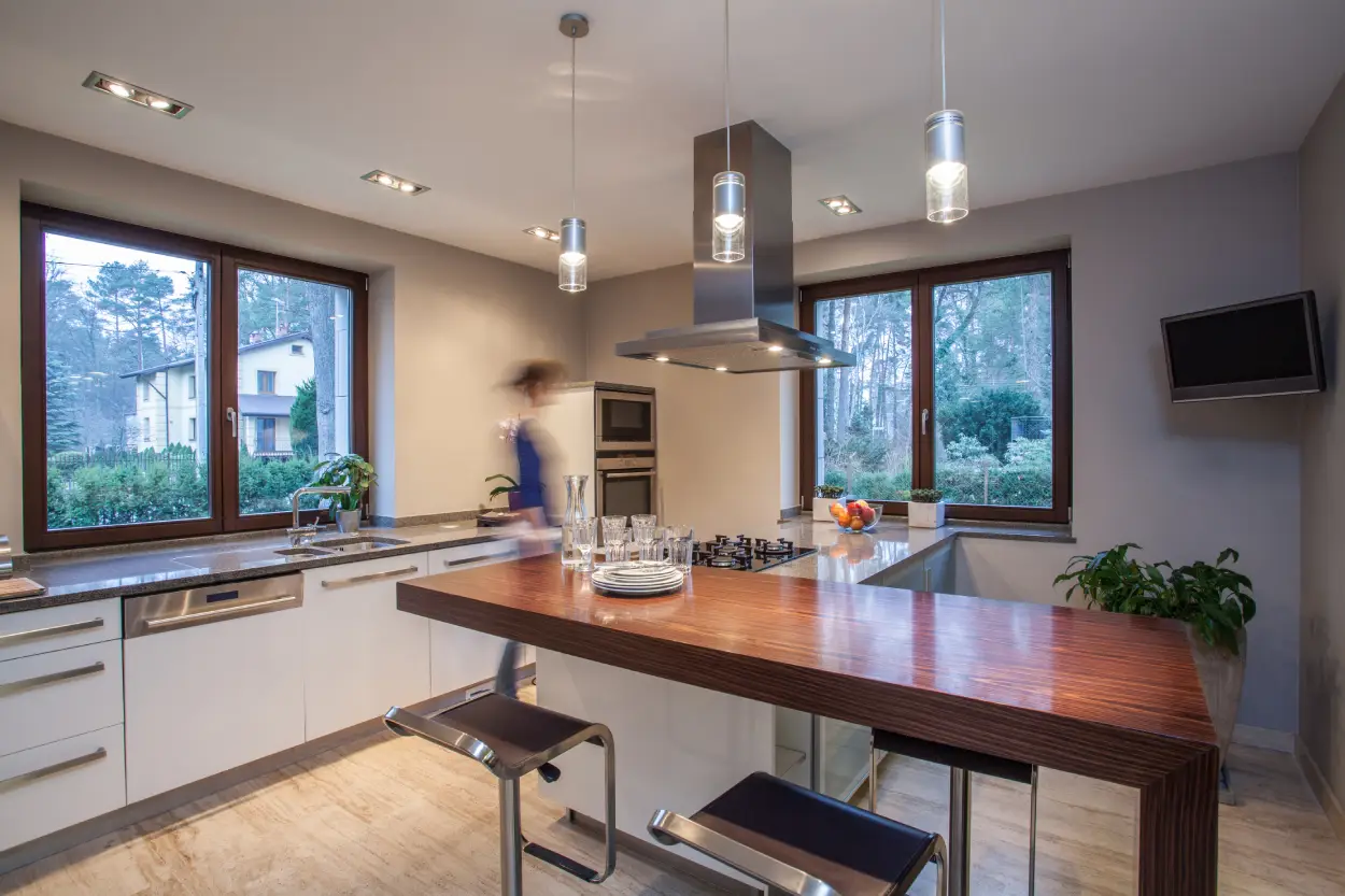 Mała kuchnia z połyskiem i oświetleniem LED odbijającym światło