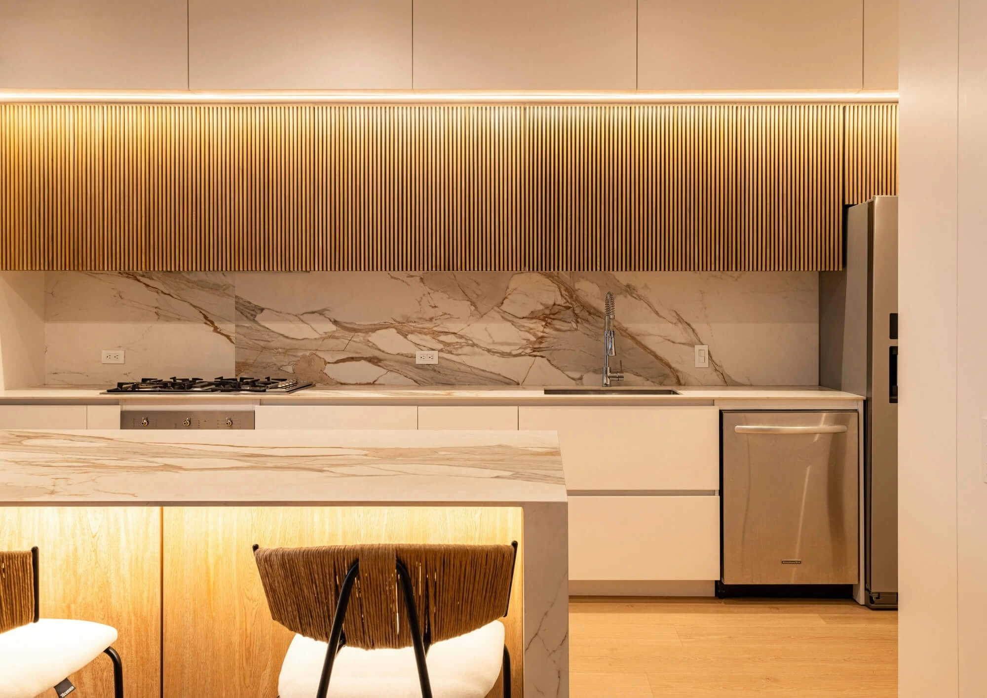 Kuchnia z podświetleniem LED pod szafkami i przy wyspie