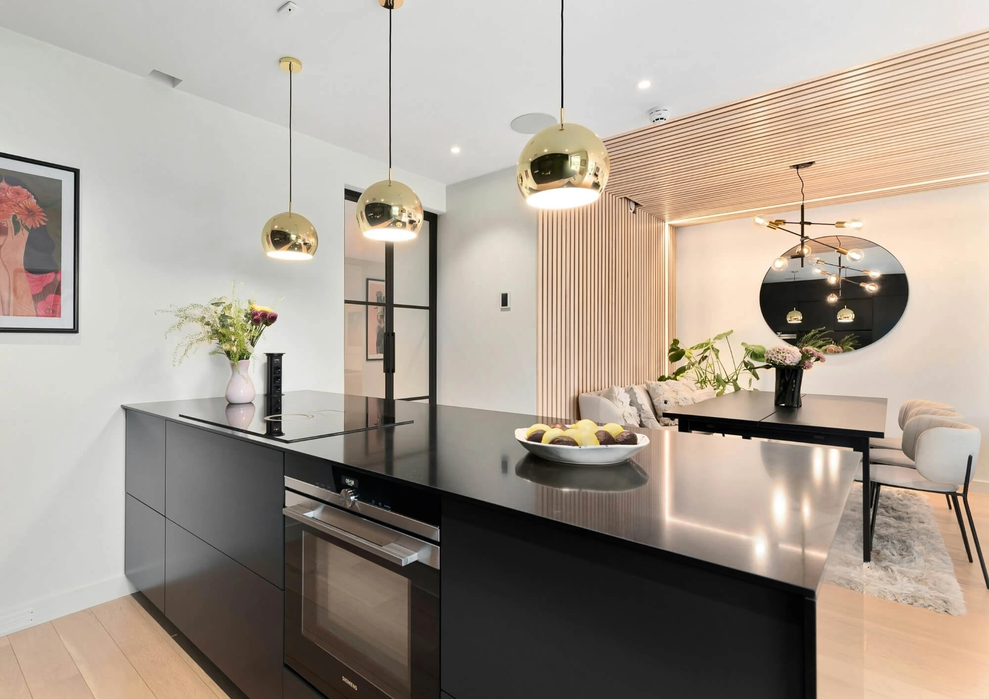 Neutralna barwa światła w nowoczesnym wnętrzu