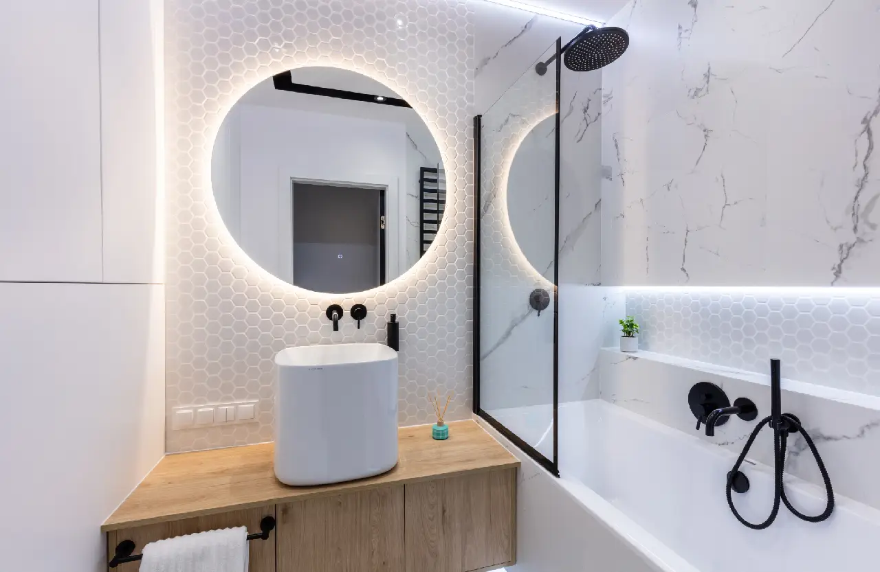 Mała łazienka z jasnym, równomiernym oświetleniem sufitowym