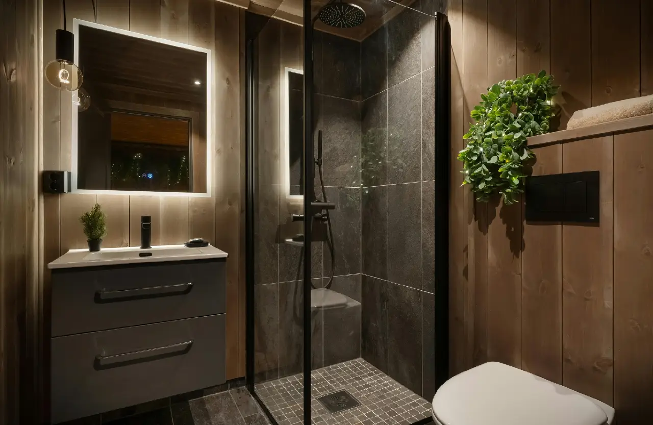 Oświetlenie uzupełniające w małej łazience podkreślające wnętrze