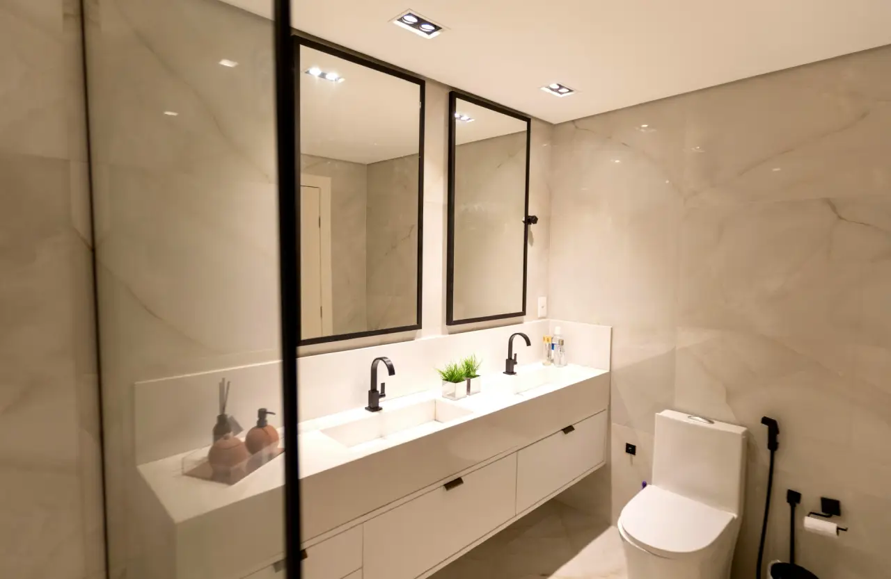 Jasna mała łazienka z równomiernym oświetleniem górnym