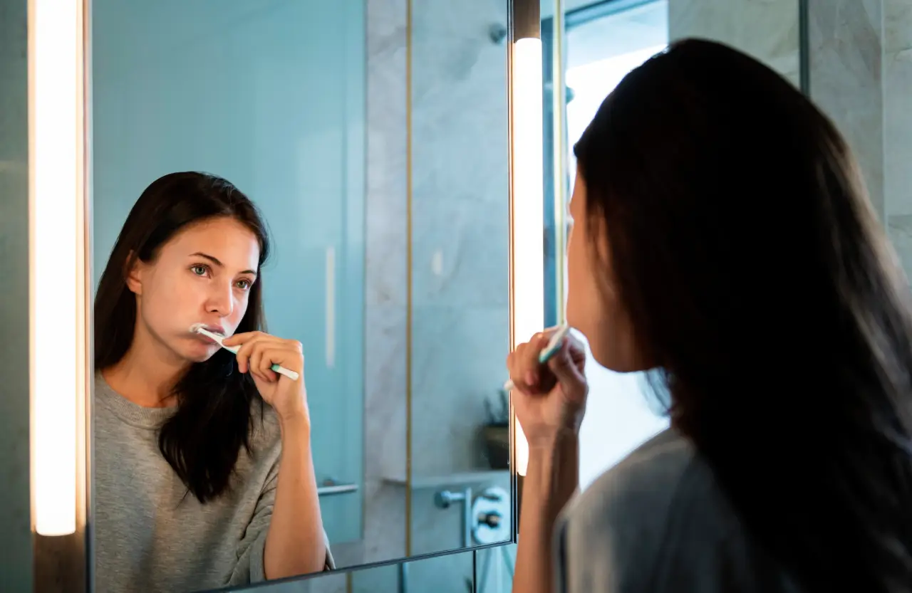 Oświetlenie ogólne w małej łazience zapewniające dobrą widoczność