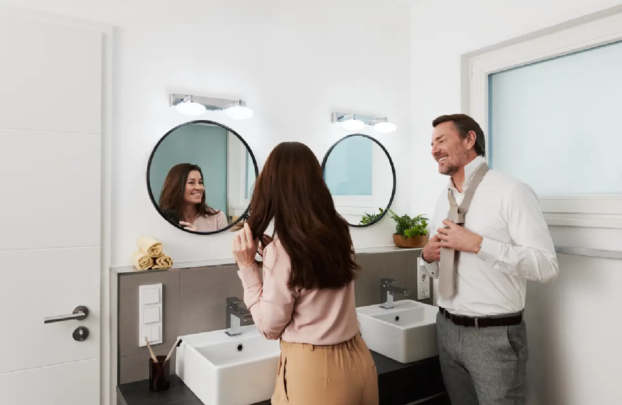 Oświetlenie lustra w małej łazience poprawiające widoczność twarzy