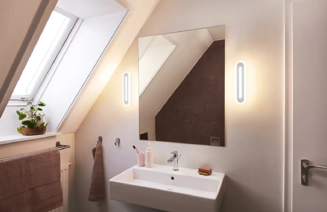 Mała łazienka z dobrze doświetloną strefą umywalki