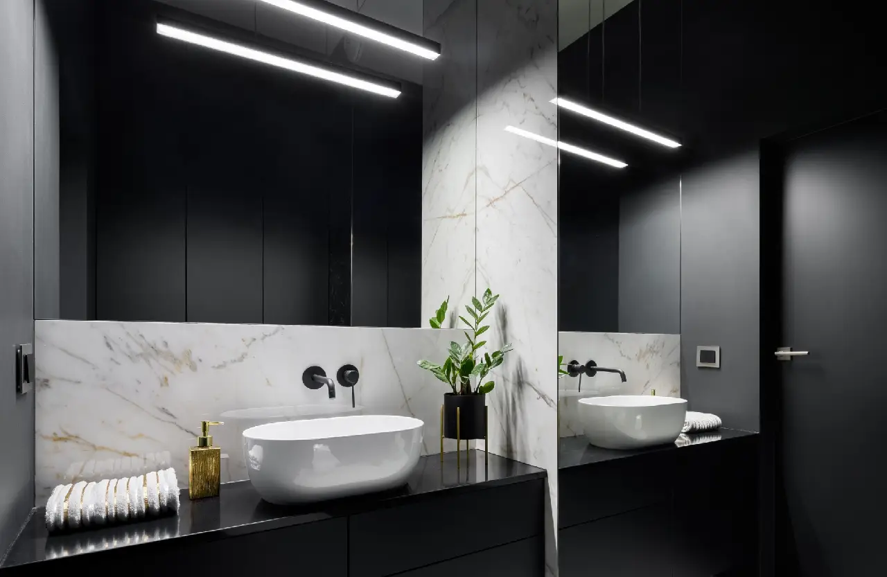 Mała łazienka z rozproszonym światłem i jasnym wnętrzem bez cieni