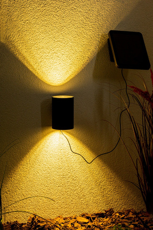 Kinkiet Lampa Solarna LED Ogrodowa Elewacyjna 3000K IP44 Góra Dół Czujnik Zmierzchu