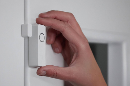 Inteligentny Czujnik Kontaktu do Okien i Drzwi Biały Bateryjny Zigbee Contact Sensor Secure Philips HUE