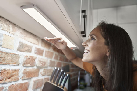 Lampka LED Podszafkowa Listwa 3.2W 200lm CCT z Czujnikiem Ruchu Zmierzchu Bateryjna Szary Linear Ledvance