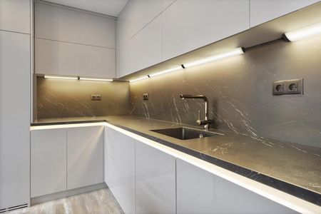 Lampka Podszafkowa LED Listwa Meblowa z Czujnikiem Ruchu 7.5W 480lm CCT Ściemnialna Czarny 35cm Linear Angle Ledvance