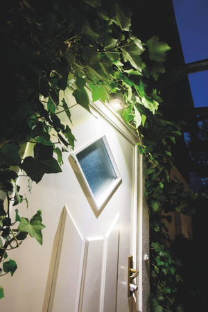 Lampa Ścienna Zewnętrzna LED Przenośna Nad Drzwi Bateryjny 0.95W 40lm 4000K IP54 Biały Z Czujnikiem Ruchu i Zmierzchu Door LED Ledvance