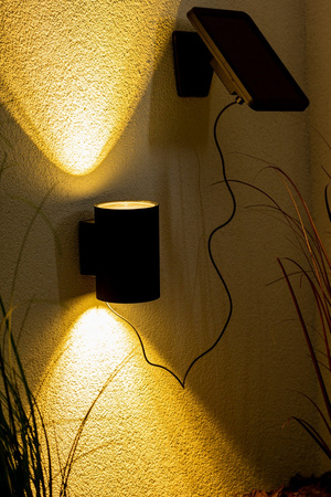 Kinkiet Lampa Solarna LED Ogrodowa Elewacyjna 3000K IP44 Góra Dół Czujnik Zmierzchu