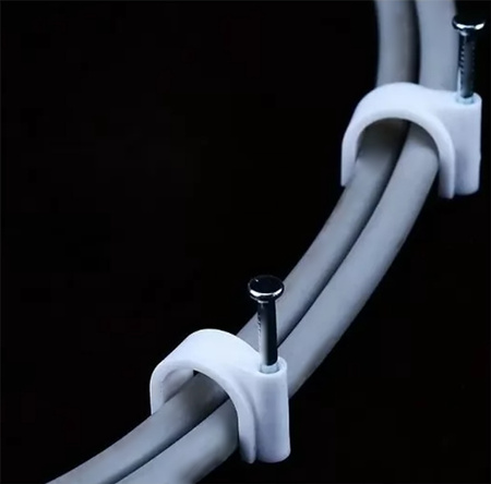 Uchwyt Kablowy z Gwoździem do Przewodu Okrągły FLOP 8mm Biały