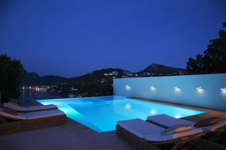 Lampa Ogrodowa Zewnętrzna Kinkiet Elewacyjny LED 3W 300lm 3000K IP65 Biały Z Czujnikiem Ruchu i Zmierzchu Endura Ledvance