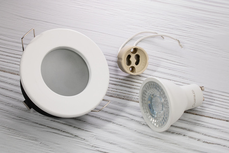 Zestaw Oprawa HALOGENOWA Hermetyczna Łazienkowa PODBITKA AQUS Biała IP44 + LED GU10 36° 6W 3000K Lumiled