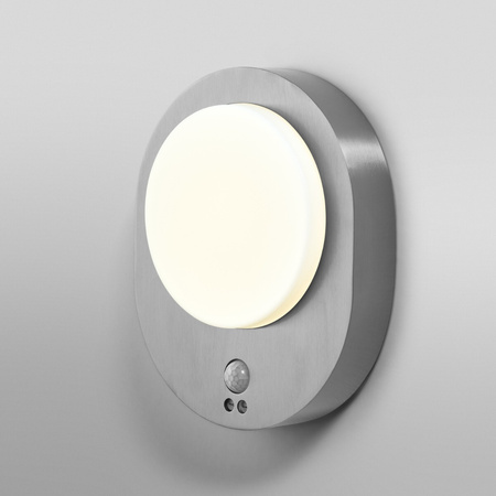 Lampa Ogrodowa Zewnętrzna Kinkiet Elewacyjny LED 8W 370lm 3000K IP44 Srebrny Z Czujnikiem Ruchu i Zmierzchu Endura Ledvance