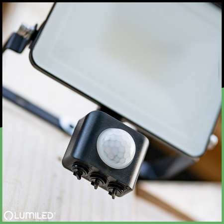 Naświetlacz LED AZZLER 20W 2400lm 4000K IP44 Halogen Zewnętrzny Lampa z Czujnikiem Ruchu Czarny LUMILED