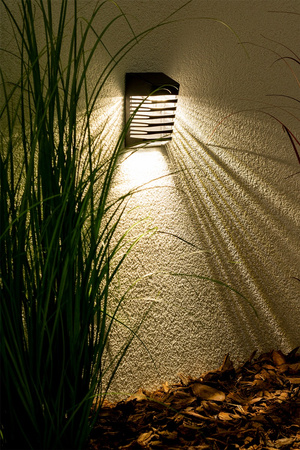 Lampa Solarna LED Kinkiet Oprawa Elewacyjna z Czujnikiem Zmierzchu 4000K IP64