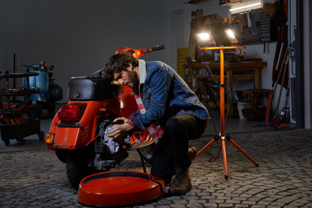 Naświetlacz Reflektor LED Lampa Akumulatorowy Na Statywie Przenośny Roboczy 20W 1700lm 4000K IP65 Grafitowy Worklight Ledvance