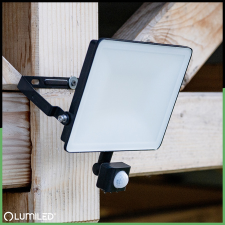 Naświetlacz LED AZZLER 50W 6000lm 4000K IP44 Halogen Zewnętrzny Lampa z Czujnikiem Ruchu Czarny LUMILED