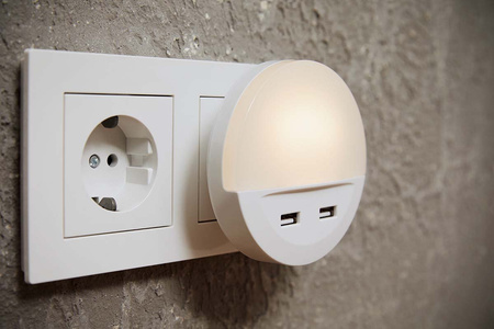 Lampka do Gniazdka Lampka Nocna z ŁADOWARKA USB 12W LUNETTA LEDVANCE