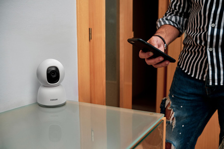 Inteligentna Kamera Wewnętrzna Stojąca 360° Głośnik Śledzenie Ruchu Smart+ Wifi Biała Osram