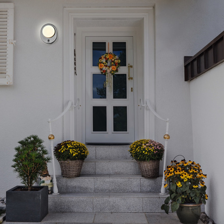 Lampa Ogrodowa Zewnętrzna Kinkiet Elewacyjny LED 8W 370lm 3000K IP44 Srebrny Z Czujnikiem Ruchu i Zmierzchu Endura Ledvance