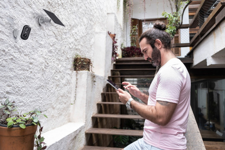 Inteligentna Kamera Solarna Zewnętrzna 2K QHD IP66 Smart+ Wifi Biała Osram