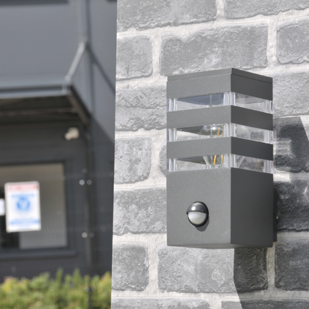 Lampa Ogrodowa Kinkiet Elewacyjny TEKSAS PIR E27 IP44 Czujnik Grafitowa GOLDLUX (Polux)