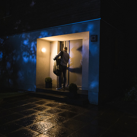 Lampa Ogrodowa Zewnętrzna Kinkiet Elewacyjny 15W 950lm 3000K Ciepła z Czujnikiem Ruchu i Światła Kamera HD Ściemnialna IP44 Szary SMART+ WiFi Camera Ledvance