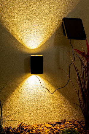 Kinkiet Lampa Solarna LED Ogrodowa Elewacyjna 3000K IP44 Góra Dół Czujnik Zmierzchu
