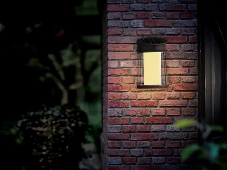 Kinkiet Ogrodowy Lampa Solarna Elewacyjna Zewnętrzna LED 3.2W 470lm 2700K IP44 z Czujnikiem Ruchu i Zmierzchu Czarna Juda Ultra Efficient Philips