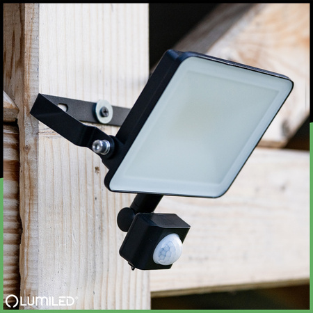 Naświetlacz LED AZZLER 20W 2400lm 4000K IP44 Halogen Zewnętrzny Lampa z Czujnikiem Ruchu Czarny LUMILED
