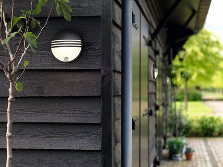 Kinkiet Ogrodowy Lampa Elewacyjna Zewnętrzna LED 6W 600lm 2700K IP44 z Czujnikiem Ruchu i Zmierzchu Czarna Yarrow Philips