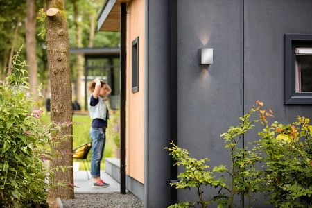 Kinkiet Ogrodowy Lampa Elewacyjna Zewnętrzna LED 9W 1000lm 2700K IP44 Srebrna Cistus Philips