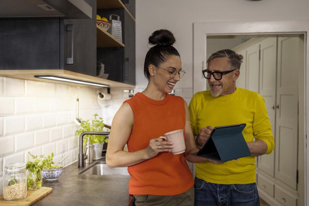 Lampka Podszafkowa LED Listwa Meblowa z Czujnikiem Ruchu Bezramkowa 5W 220lm CCT Ściemnialna Czarny 30x10cm Undercabinet Ledvance