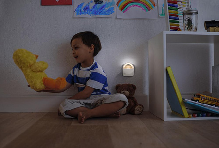 Lampka Nocna LED Orientacyjna do Gniazdka 0.6W 15lm 4000K Neutralna z Czujnikiem Ruchu Zmierzchu Biały Lunetta Ledvance