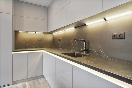 Lampka Podszafkowa LED Listwa Meblowa z Czujnikiem Ruchu 5W 320lm CCT Ściemnialna Czarny 35cm Linear Angle Ledvance