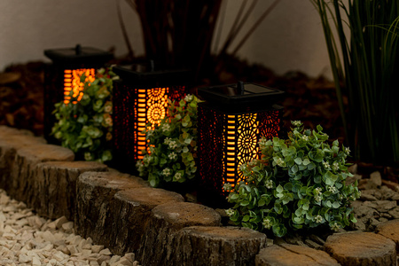 Lampion Ogrodowa LED Solarna Dekoracyjna Płomień Kwadrat 17cm