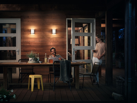 Kinkiet Ogrodowy Lampa Elewacyjna Zewnętrzna LED 6W 600lm 2700K z Czujnikiem Ruchu i Zmierzchu Srebrna IP44 Python Philips