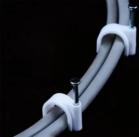 Uchwyt Kablowy z Gwoździem do Przewodu Okrągły FLOP 8mm Biały