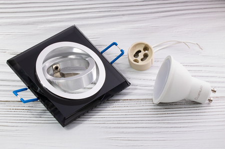 Zestaw Oprawa SZKLANA ARIAN halogenowa kwadrat ruchoma czarna + GU10 LED 6W 4000K